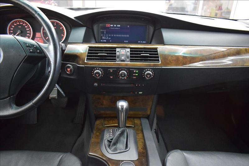 BMW Řada 5 3,0 530XD, xen,navi,servis, - fotka 16 z 28