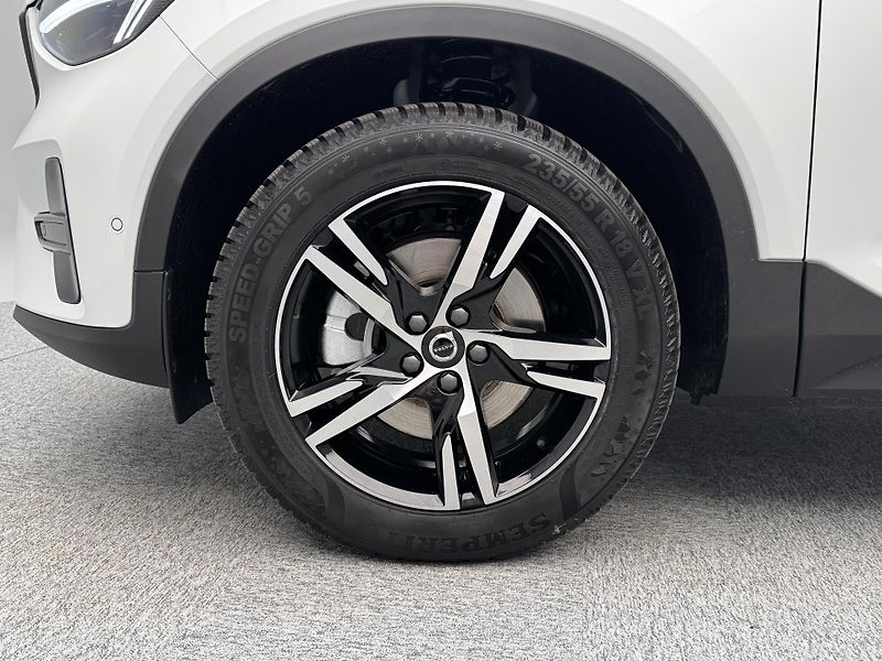 Volvo XC40 (2026) B3 AUT DARK PLUS - fotka 17 z 23