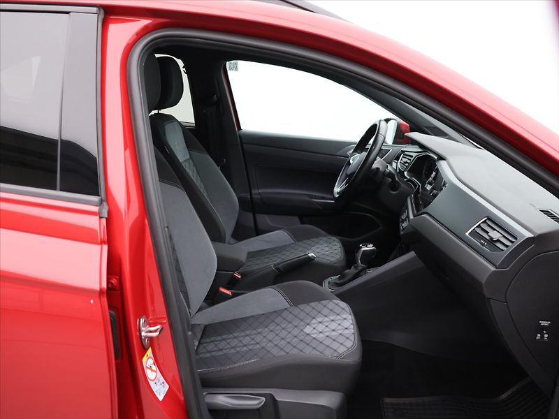 Volkswagen Taigo 1,0 TSI DSG R-Line Virtual DPH - fotka 9 z 26