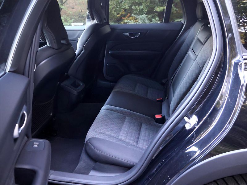 Volvo V60 2,0 B4 AWD Cross Country DPH - fotka 14 z 33