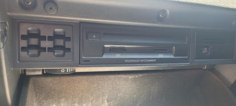 Volkswagen Golf (2016) 1,4TSi 92kW benzín DSG Lounge - fotka 32 z 37