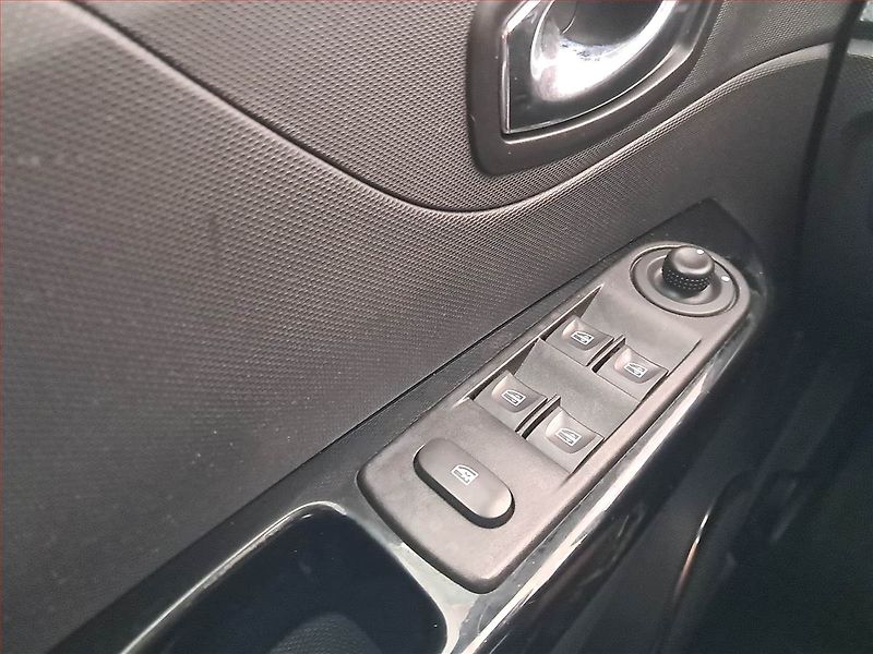 Renault Captur (2015) 1.2 TCe, Automat, Navi - fotka 16 z 18