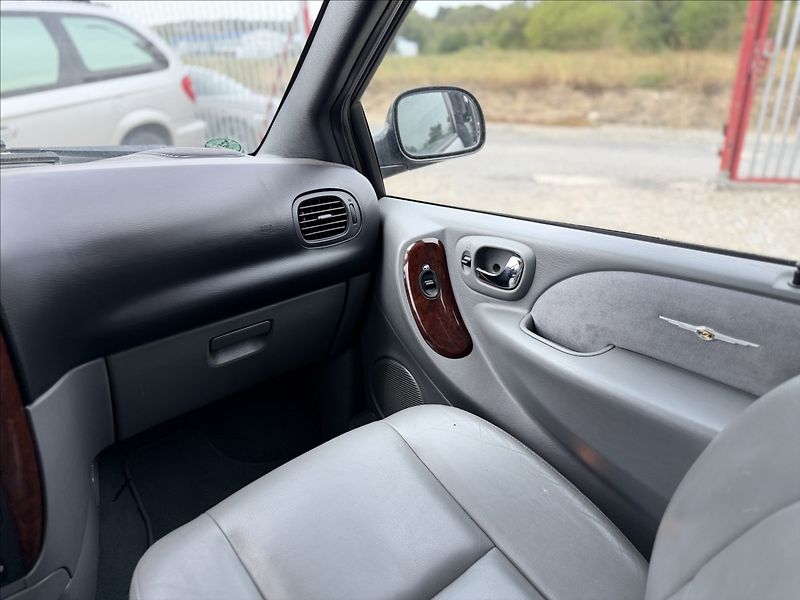 Chrysler Grand Voyager 3,3 V6 128kW A/T 7MÍST - fotka 24 z 26