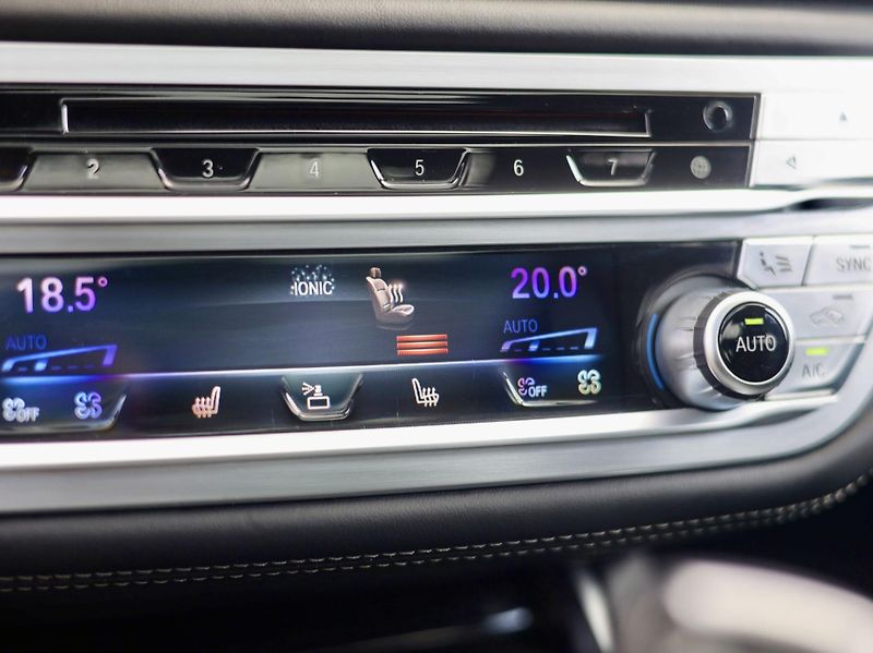 BMW Řada 7 (2019) M760Li xDrive - fotka 24 z 47