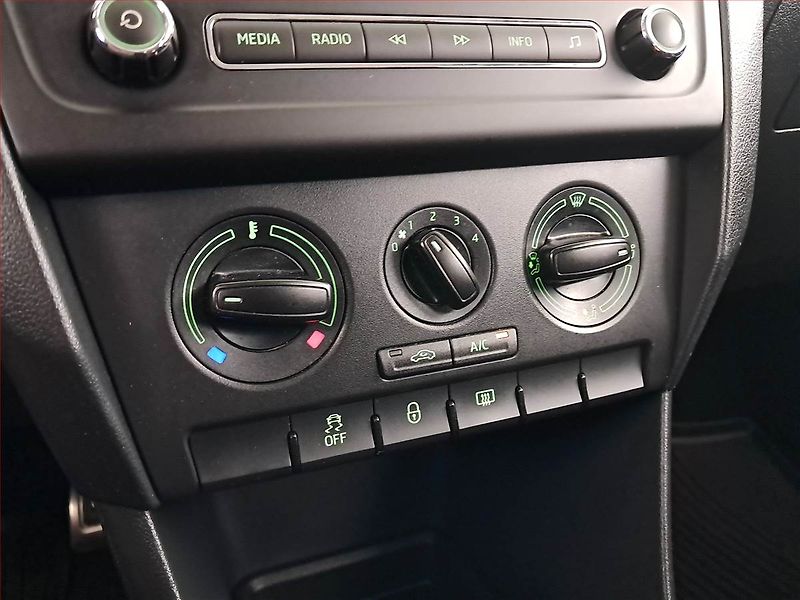 Škoda Rapid (2015) Ambition 1.2 TSI, ČR,1.maj - fotka 15 z 17