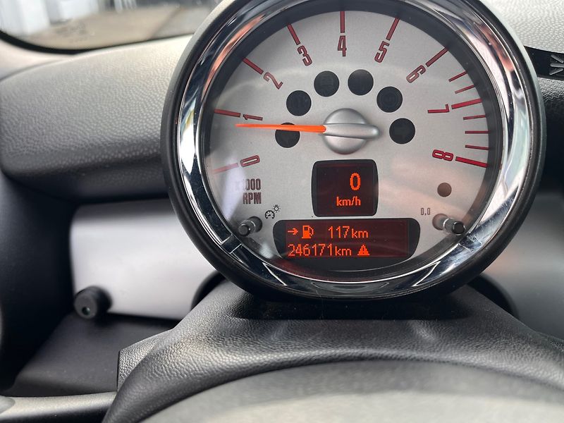 Mini Cooper S (2010) 1.6 i 135 Kw Sada kol - fotka 13 z 19