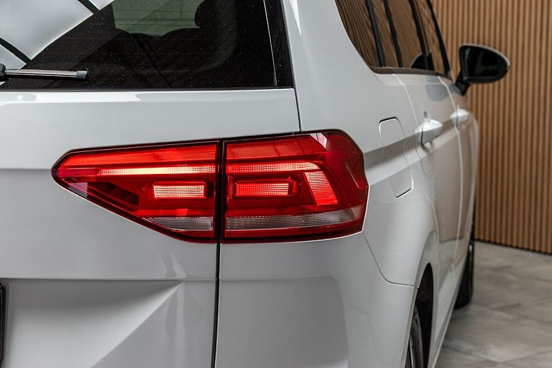 Volkswagen Touran 1.5 TSI TAŽNÉ*7.MÍST*DPH*ČR 1M - fotka 40 z 46