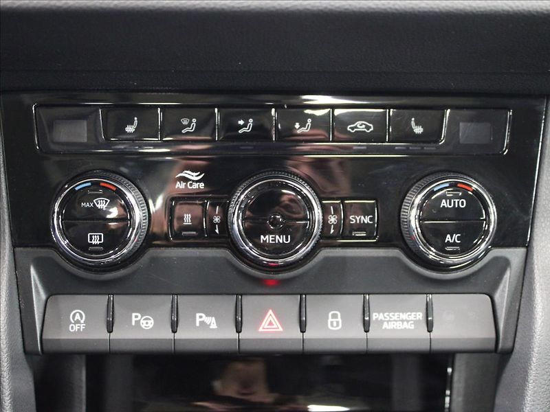 Škoda Karoq 2,0 TDI Style+ 4x4 DSG perleť - fotka 27 z 40