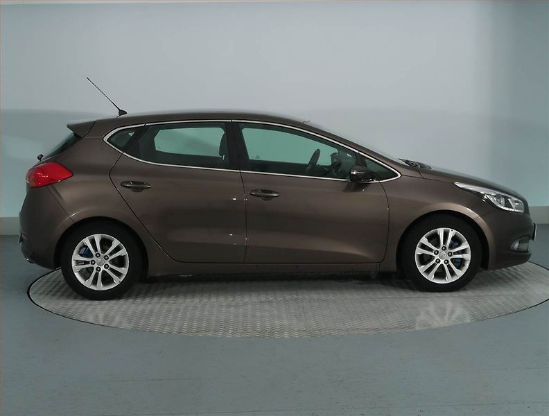 Kia Ceed (2012) 1.6 GDI, Serv.kniha, Tempomat - fotka 6 z 13