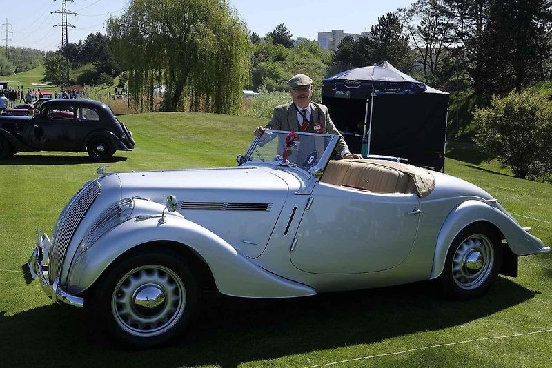 Slavnostní zahájení přehlídky vzácných historických vozidel Automobilové klenoty 2025.