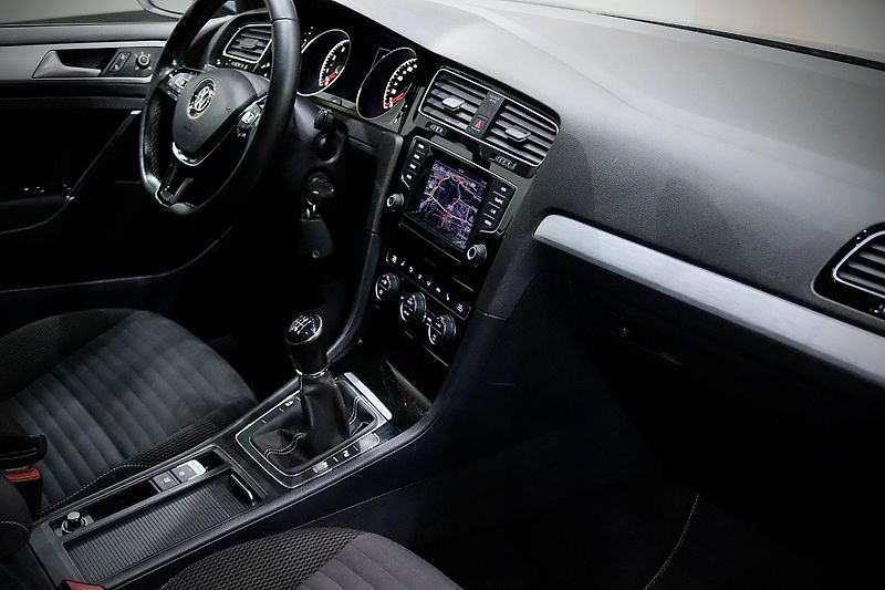 Volkswagen Golf 7 Variant 1.4 TSI 90 kW - fotka 13 z 37