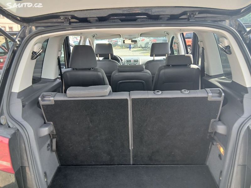 Volkswagen Touran (2012) 1.4 TSI, 7 míst - fotka 29 z 34