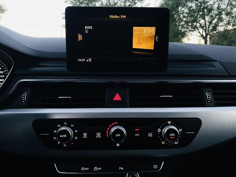 Audi A4 1.4TFSI MAN 1MAJITEL TAŽNÉ LED - fotka 36 z 44