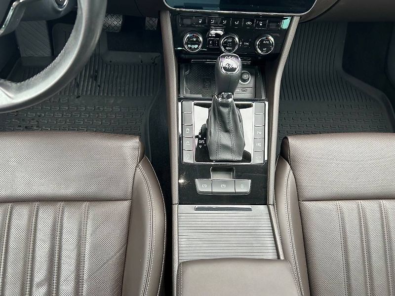 Škoda Superb L&K 4x4 7DSG 2,0TDI - fotka 11 z 29