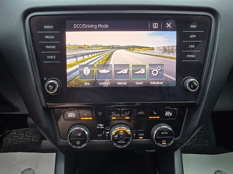 Škoda Octavia 2.0TSi 140kW DSG L&K 4x4 KŮŽE - fotka 18 z 38