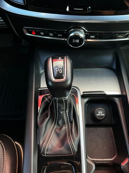 Volvo S60 2.0T5 184kW Aut. R-Desing - fotka 14 z 27