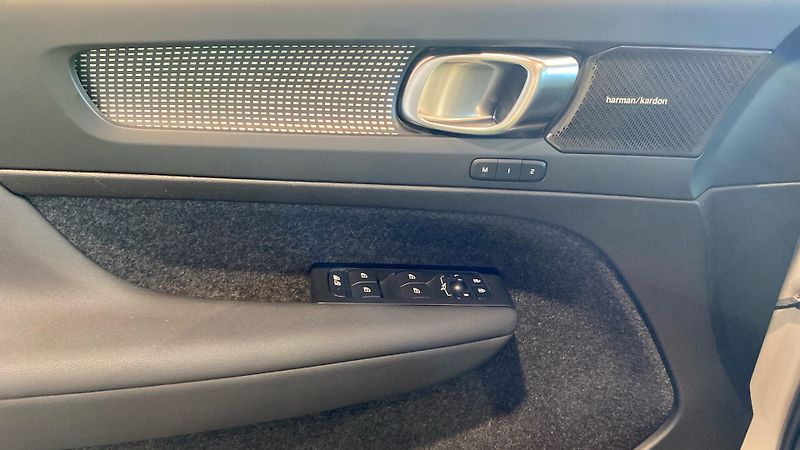 Volvo XC40 ULTIMATE DARK, B4 FWD, 145+10 - fotka 27 z 37