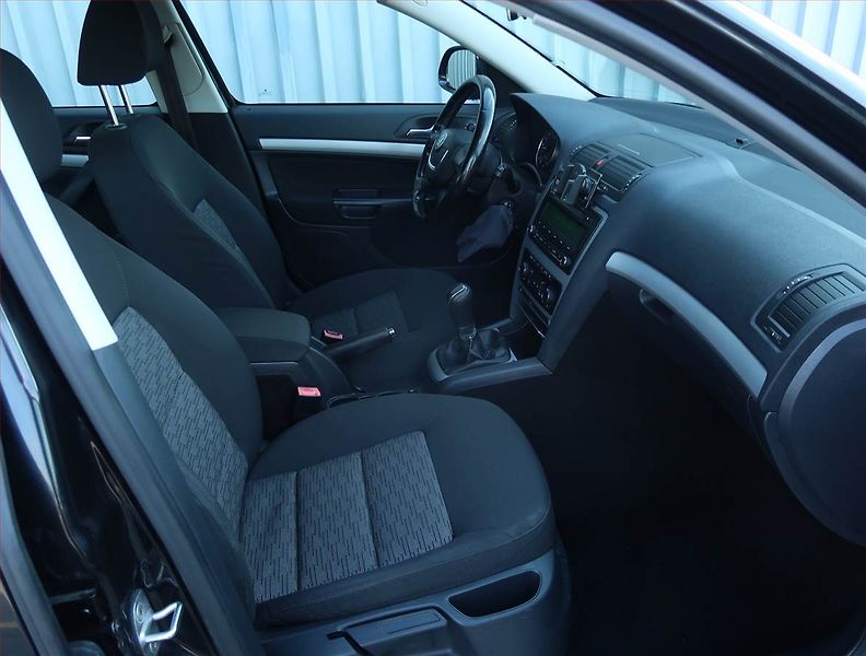 Škoda Octavia (2012) 1.6 TDI, Tempomat - fotka 9 z 17