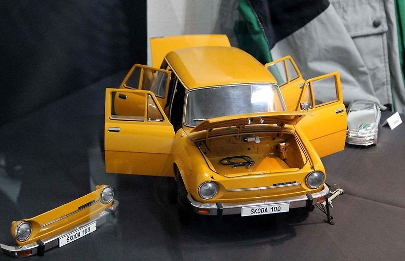 Modely vozů Škoda s pamětními mincemi.