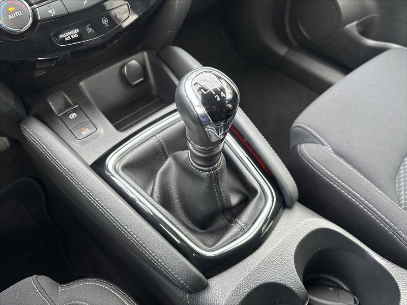 Nissan Qashqai 1,3 DIG-T Tekna PANORAMA TAŽNÉ - fotka 26 z 49