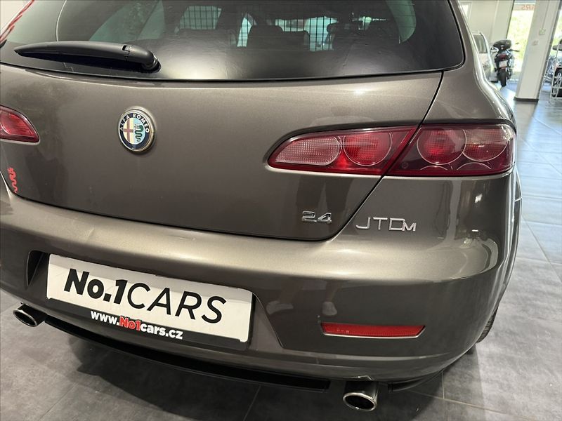 Alfa Romeo 159 2,4   JTDm V5 147 kW BOSE TOP - fotka 32 z 40
