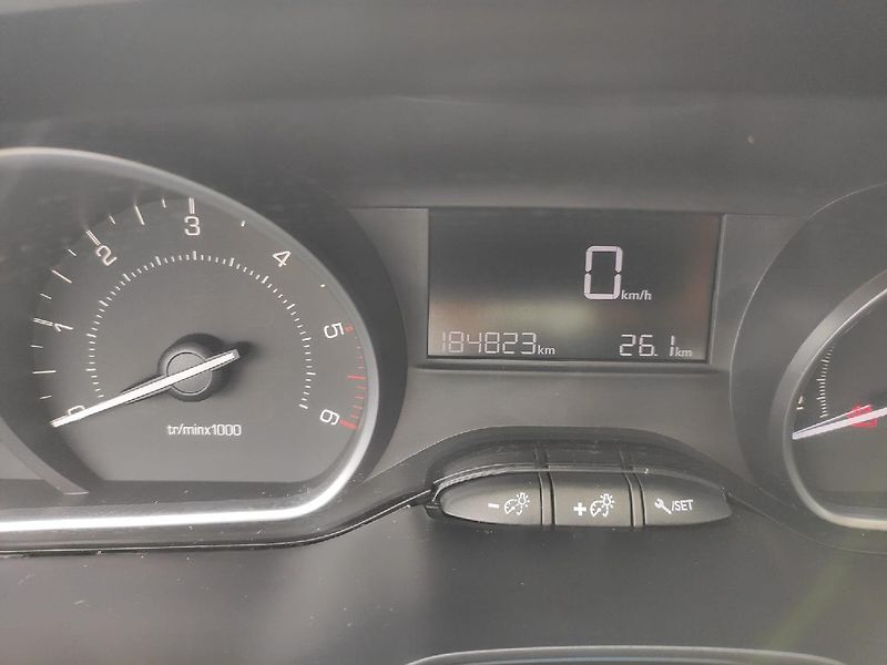 Peugeot 2008 (2016) Active 1.6 HDI 100k MAN5 - fotka 13 z 29