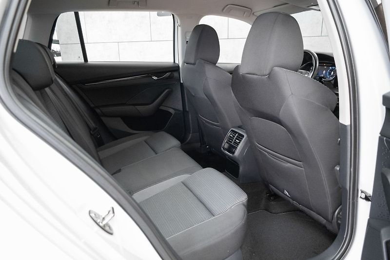 Škoda Octavia 2.0 TDI DSG*ACC*MIRROR-LINK* - fotka 12 z 35