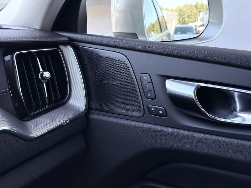 Volvo XC60 B4 AWD INSCRIP. // nezáv. top. - fotka 23 z 48
