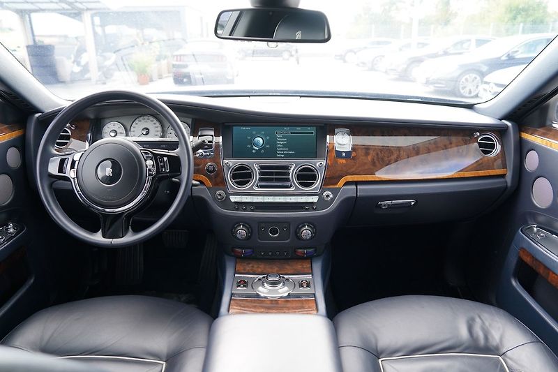 Rolls-Royce Ghost 6.75i V12  570 PS - fotka 27 z 45