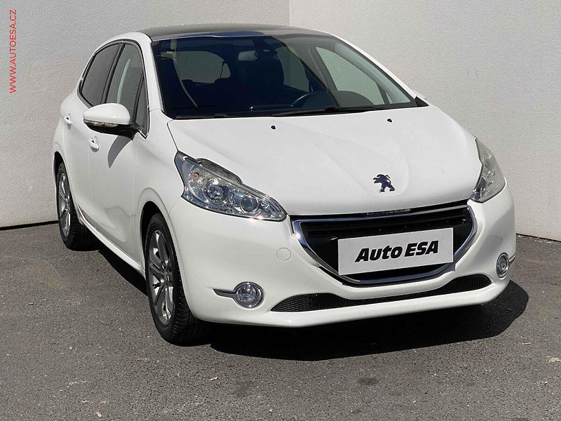 Peugeot 208 (2014) 1.2 PT, Allure, navi, panor - fotografie inzerátu