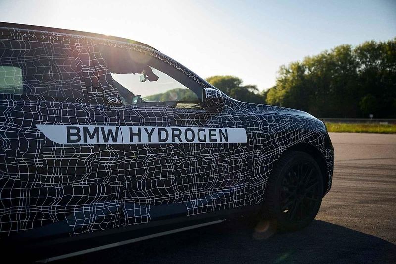 BMW iX5 Hydrogen bude první sériově vyráběné auto s vodíkovým pohonem německé automobilky.