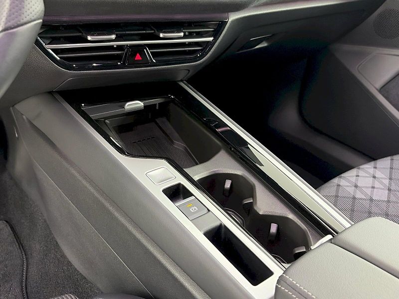 Volkswagen Passat (2025) R-Line 2.0 TDI 142kW 4Motion D - fotka 29 z 40