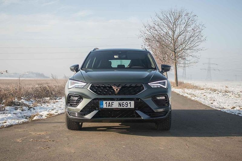 Zvenčí má sportovní šmrnc a sexy detaily, uvnitř však Cupra Ateca neopustila praktičnost rodinného SUV.