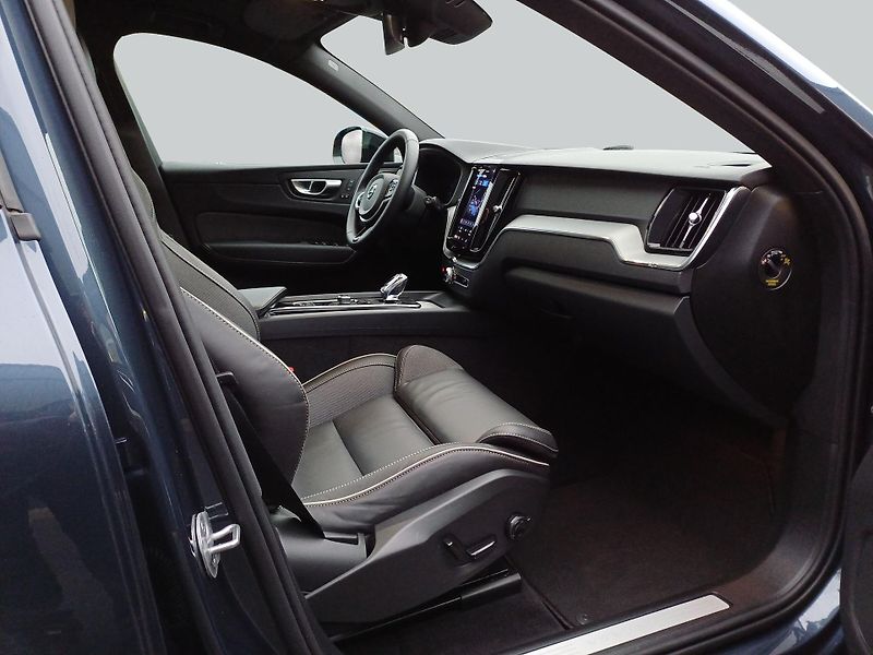 Volvo XC60 B5 AWD Plus Dark VZDUCH TAŽNÉ - fotka 12 z 15