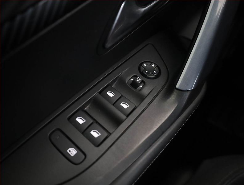 Peugeot 2008 (2020) 1.5 BlueHDi, Automat, ČR,1.maj - fotka 15 z 18
