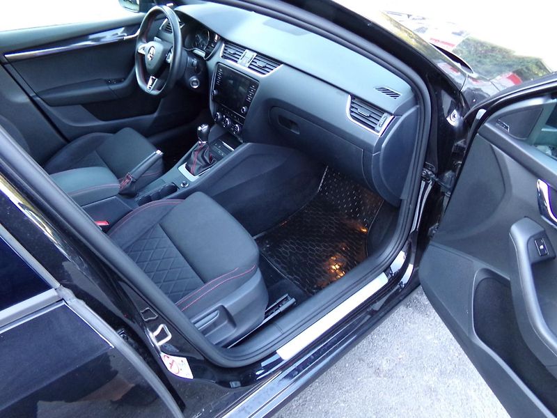 Škoda Octavia 2,0 COMBI RS 135kW BLACK EDITI - fotka 18 z 24