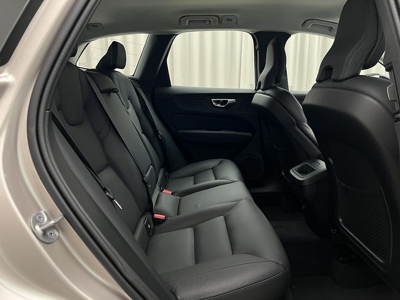 Volvo XC60 B4 AWD DARK PLUS AUT - fotka 21 z 39