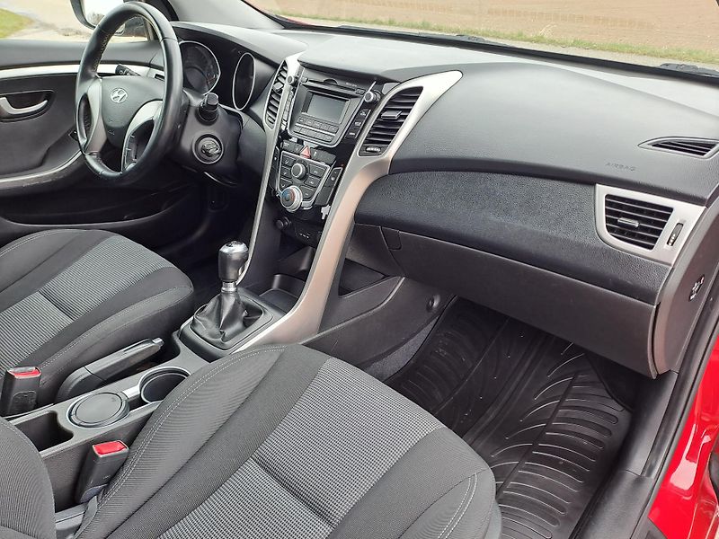Hyundai i30 1.4i PĚKNÝ STAV, SERVISKA - fotka 12 z 32