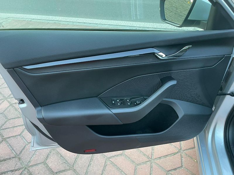 Škoda Octavia 1.5TSi 1.MAJ ČR NEBOUR. ZÁRUKA - fotka 19 z 20