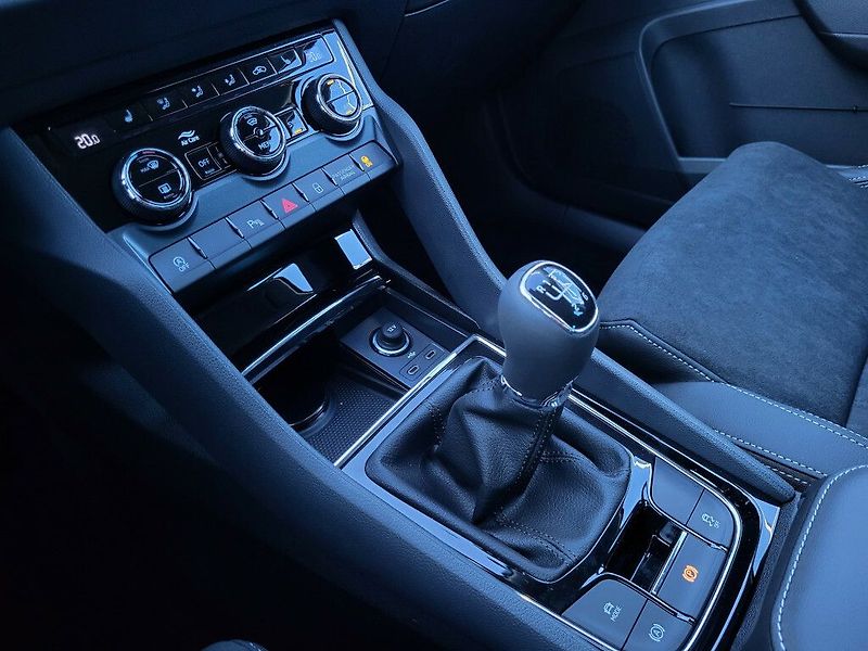 Škoda Karoq Dynamic 1,5TSI 110kW - fotka 28 z 29