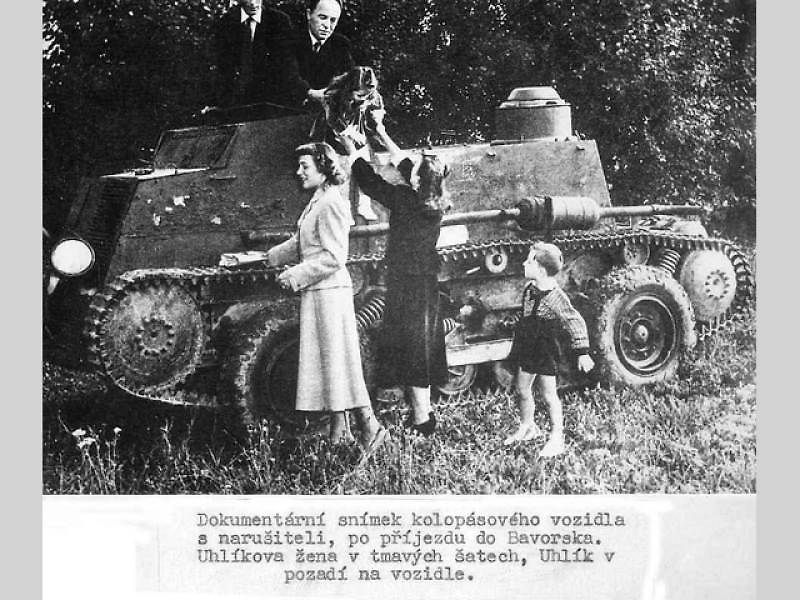 Část posádky po příjezdu do Bavorska. Zleva: Libuše Cloud, manželka Václava Uhlíka, zřejmě Walter Hora a Václav Uhlík se svými dětmi.