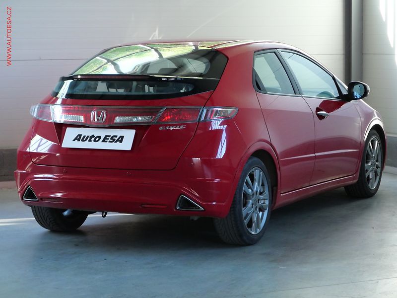 Honda Civic (2010) 1.8 i-VTEC, AC, park.čidla - fotka 4 z 20