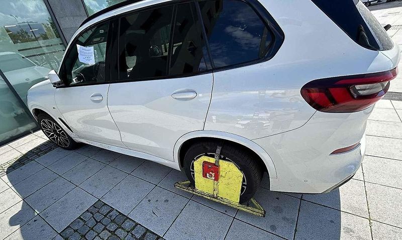 Auto dostalo botičku na zadní kolo.