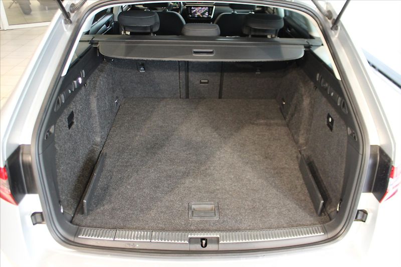 Škoda Superb TDi DSG 4x4 Style ACC/NezTop/D - fotka 28 z 31