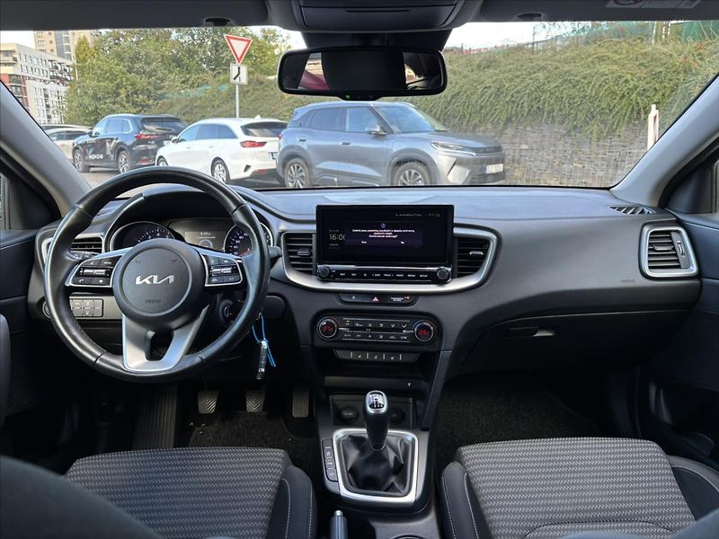 Kia Ceed 1,5 TGDi 118kW TOP ZÁRUKA NAVI - fotka 9 z 40