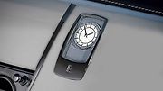 Rolls-Royce Wraith se sokolem