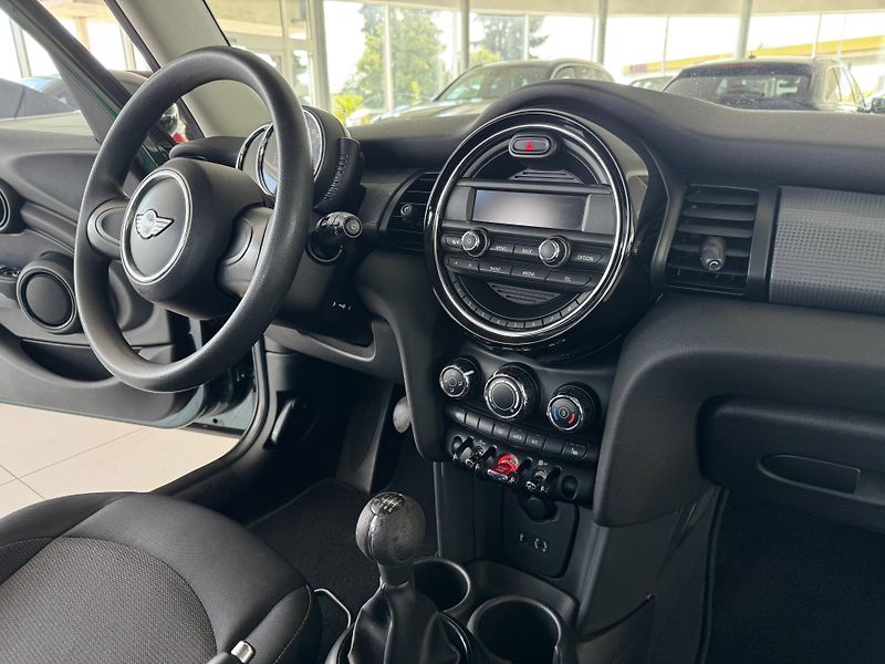 Mini Cooper 1,5T 100kW*REZERVACE! - fotka 14 z 29