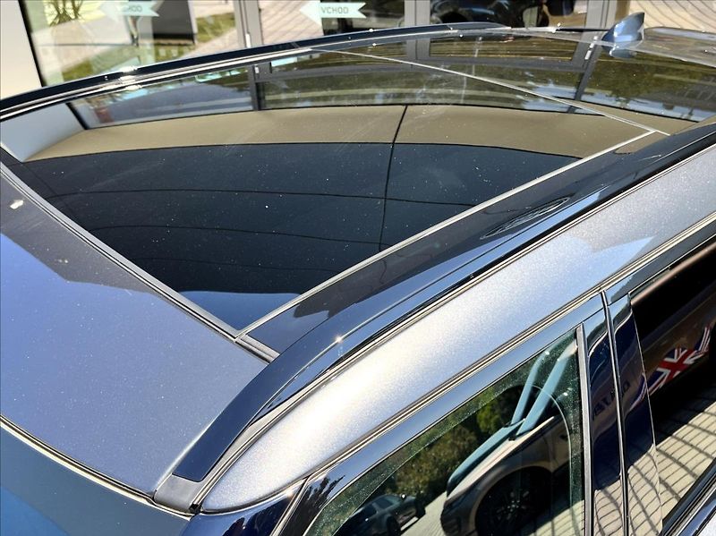 Land Rover Range Rover Velar 2,0 D200 DYNAMIC SE AWD - fotka 11 z 37