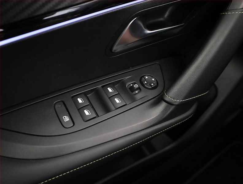 Peugeot 2008 (2022) GT Line 1.2 PureTech, Automat - fotka 13 z 19