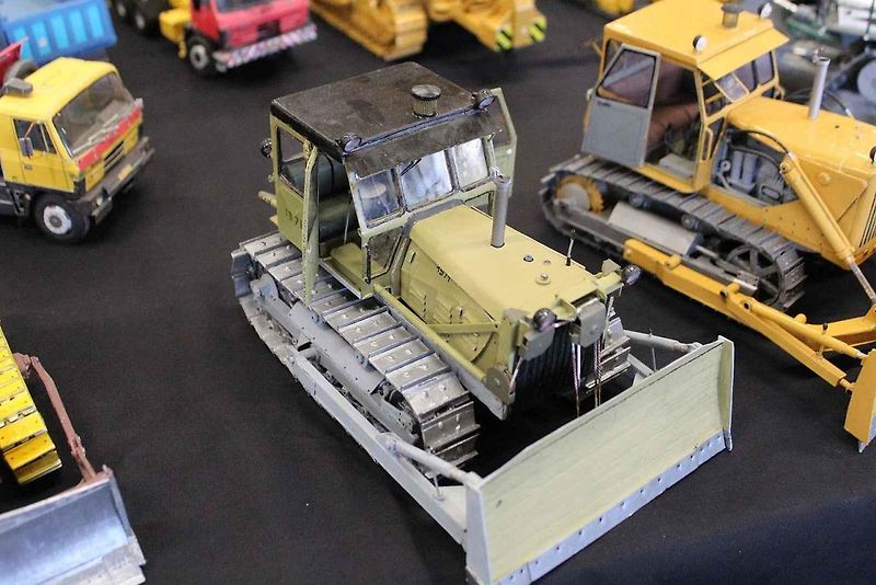 Papírový model buldozeru Caterpillar.